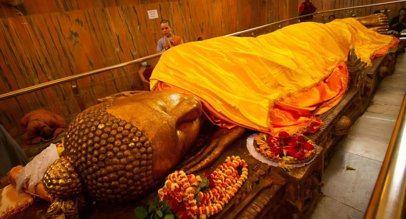 महापरिनिर्वाण मंदिर का रात्रि दृश्य